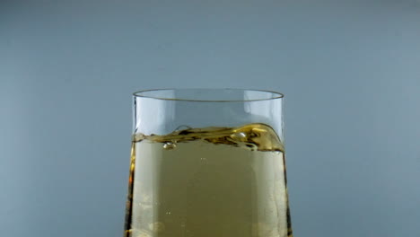 Eiswürfel-Fallen-Aus-Einem-Weinkelch,-Nahaufnahme.-Kühles-Alkoholisches-Getränk-Planscht-Im-Glas.