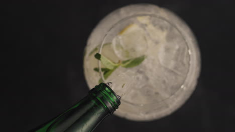Bottled-lemon-ice-mint-cocktail-closeup.-Fresh-summer-beverages-concept