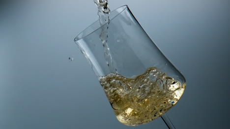 Wunderschönes-Weinglas-Vor-Hellem-Hintergrund,-Nahaufnahme.-Weißes-Kohlensäurehaltiges-Getränk