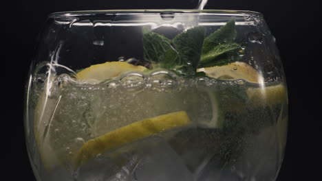 Kohlensäurehaltiger-Zitronen-Eis-Minze-Cocktail,-Nahaufnahme.-Konzept-Für-Die-Zubereitung-Eines-Frischen-Limonadengetränks