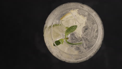 Sparkling-lemon-ice-mint-cocktail-closeup.-Summer-diet-cold-drinks-concept