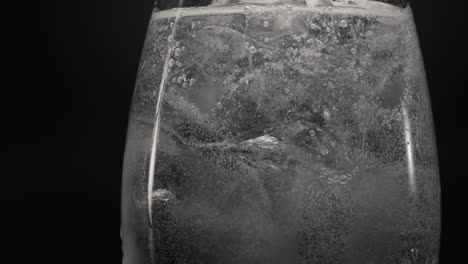 Eiswürfel,-Perlendes-Wasserglas,-Nahaufnahme.-Erfrischendes-Tonic-Cocktail-Konzept