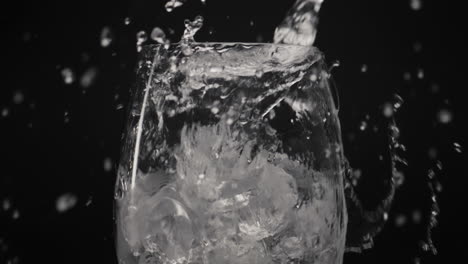Kalte-Eiswürfel-Trinken-Glas-Nahaufnahme.-Frisches-Soda-Cocktail-Konzept