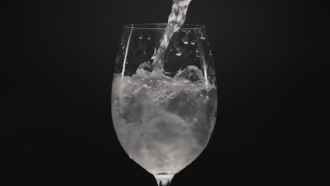 Wasserstrahl-Gießt-Eisweinglas,-Nahaufnahme.-Mineralcocktail-Konzept-Vorbereiten