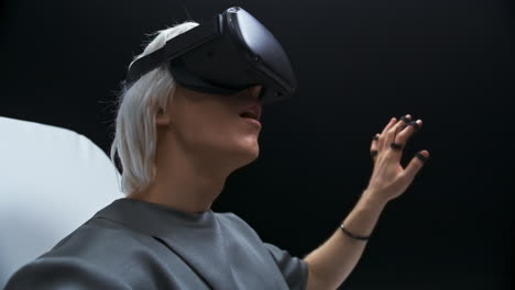 Nahaufnahme-Eines-Aufgeregten-Mannes,-Der-Ein-Videospiel-Mit-Einem-VR-Headset-Erlebt.-Beeindruckter-Spieler-Beim-Spielen