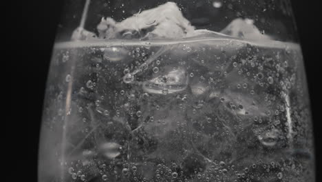 Bloques-Congelados-Bebida-Espumosa-Primer-Plano-De-Vidrio.-Concepto-De-Cóctel-Refrescante