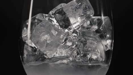 Eiswürfel-Schmelzen-Glas,-Nahaufnahme.-Konzept-Für-Kalte-Getränke-Und-Cocktails