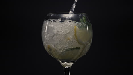 Perlender-Zitronen-Eis-Minz-Cocktail,-Nahaufnahme.-Zubereitung-Des-Mojito-Cocktail-Konzepts