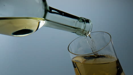 Weißwein-Füllt-Kelch,-Nahaufnahme.-Goldenes-Traubengetränk-Sprudelt-Im-Weinglas.