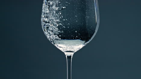 Luftblasen-Steigen-In-Glas,-Nahaufnahme.-Reines-Mineralwasser-Gießt-Transparente-Tasse