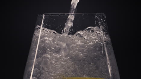 Wasser-Gießt-Zitronen-Minze-Getränk-Aus-Einem-Glas,-Nahaufnahme.-Cocktail-Konzept-Vorbereiten