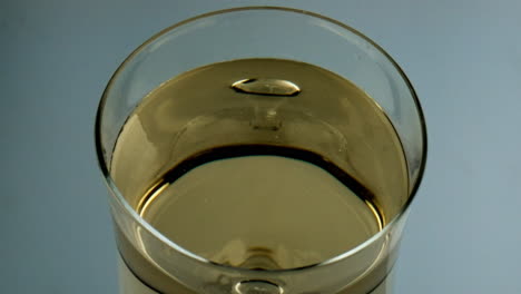Weintropfen-Fallen-In-Ein-Glas.-Kühles-Alkoholisches-Getränk,-Das-In-Wellen-Plätschert