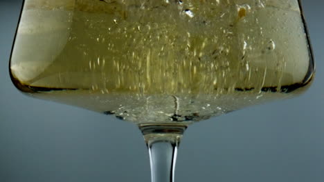 Sektblasen-Im-Glas,-Nahaufnahme.-Verschiedene-Luftblasen-Steigen-Auf-Und-Spritzen-Alkohol