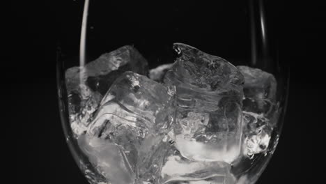 Eiswürfel-Fallen-Aus-Leerem-Transparentem-Glas,-Nahaufnahme.-Konzept-Zur-Zubereitung-Von-Cocktails