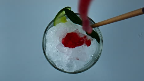 Eisgekühlte-Erdbeer-Cocktailmarmelade-In-Glas-Gießen,-Nahaufnahme.-Erfrischender-Sommer-Mojito