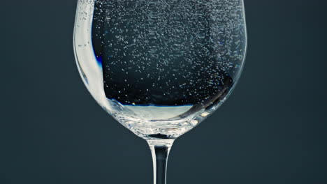 Luftblasen-Steigen-Auf-Der-Oberfläche-Der-Tasse-Auf,-Nahaufnahme.-Reines,-Erfrischendes-Wasser-In-Transparentem