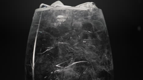 Schmelzende-Eiswürfel,-Kaltes-Wasserglas,-Nahaufnahme.-Konzept-Frischer-Bio-Cocktail
