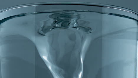 Mineralgetränk,-Das-Sich-Dreht,-Transparenter-Zylinder,-Nahaufnahme.-Reines-Wasserwirbelglas