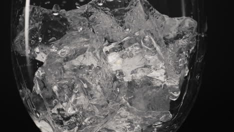 Eiswürfel-Fallen-Aus-Glas,-Nahaufnahme-In-Superzeitlupe.-Durstlöscher-Konzept
