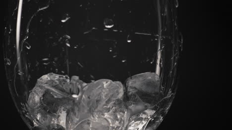 Kalte-Blöcke-Fallen-Aus-Glas,-Nahaufnahme.-Konzept-Zur-Zubereitung-Von-Getränken-Und-Cocktails