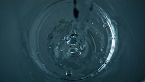 Reines-Wasser-Füllt-Glas,-Draufsicht,-Nahaufnahme.-Kristallklarer-Flüssigkeitsstrom-Sprudelt