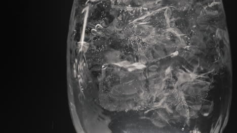 Wasserstrom-Fließt-Eisglas,-Nahaufnahme.-Eiscocktails-Und-Getränkekonzept