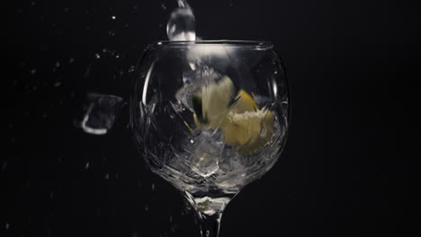 Eiswürfel-Zitronen-Fallen-Leeres-Weinglas-Nahaufnahme-Erfrischungsgetränk-Konzept