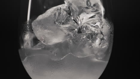 Kaltes-Wasser,-Eiswürfel,-Glas,-Nahaufnahme,-Zoom.-Gekühltes-Tonic-Konzept