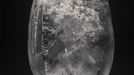 Eiswasser-Sprudelt-Im-Glas,-Nahaufnahme.-Cocktails-Und-Getränkekonzept
