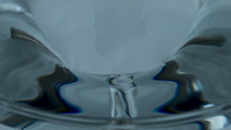 Eiscocktail-Erzeugt-Trichter-Im-Glasgefäß.-Transparenter-Aqua-Wirbel-Im-Gefäß