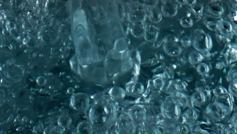 Sprudelndes-Getränk-Füllt-Glas,-Nahaufnahme.-Draufsicht,-Diverse-Aufsteigende-Luftblasen