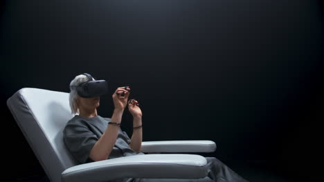 Zukünftiger-Programmierer-Lernt-VR-Bildschirm-In-Nahaufnahme.-Spezialist-Wischt-über-Den-Cyberspace