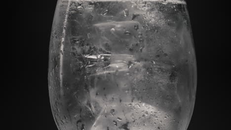 Eiswürfel,-Kaltes-Wasserglas,-Nahaufnahme.-Erfrischendes-Tonic-Konzept