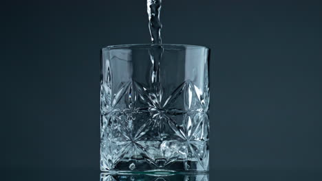 Wasserstrom-Füllt-Glas,-Nahaufnahme.-Kristallklares-Getränk-Gießt-Schöne-Tasse