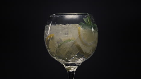Kohlensäurehaltiger-Cocktail-Mit-Zitrone,-Eis-Und-Minze,-Nahaufnahme.-Konzept-Für-Frische-Kaltgetränke-Im-Sommer