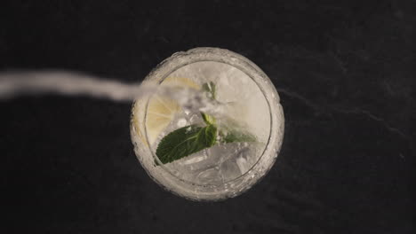Funkelnder-Zitronen-Eis-Minz-Cocktail,-Nahaufnahme.-Konzept-Des-Cocktail-Herstellungsprozesses