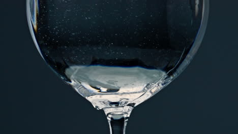 Burbujas-De-Agua-De-Vidrio-Lleno-Que-Se-Elevan-Y-Fluyen-De-Cerca.-Bebida-Aún-Refrescante