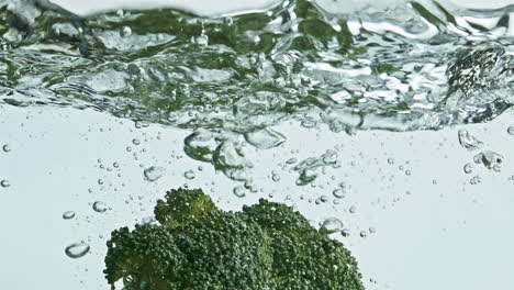 Brócoli-Orgánico-Salpicando-Agua-De-Cerca.-Fitness-Vegetal-Cayendo-Transparente