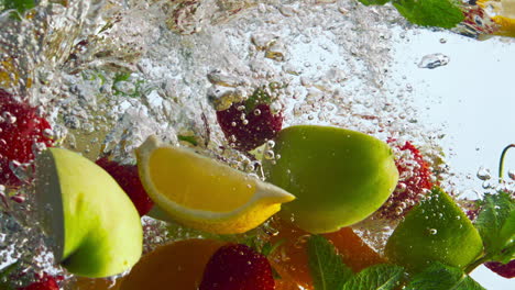 Aufgeschnittene-Früchte-Lassen-Flüssigkeit-Auf-Weißem-Hintergrund-Fallen,-Nahaufnahme.-Bio-Limonade.
