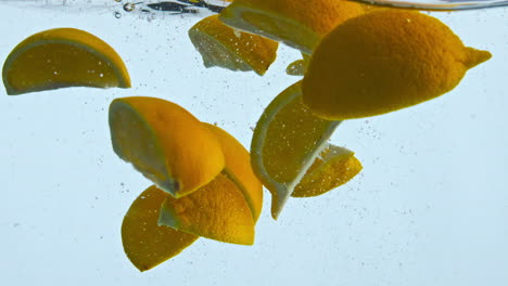 Frische-Orangen-Unter-Wasser-In-Super-Zeitlupe,-Nahaufnahme.-Schwimmende-Zitrusfrüchte.
