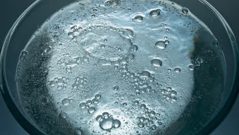 Bebida-Gaseosa-Burbujeando-Dentro-Del-Primer-Contenedor.-Vista-Macro-De-Cristal-Aqua-Brillante