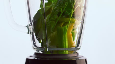 Mixerschüssel-Mit-Rohem-Gemüse-Auf-Weißem-Hintergrund,-Nahaufnahme.-Vitamincocktail.