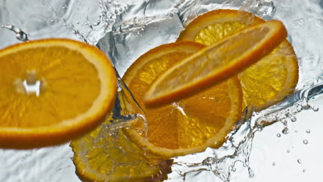 Köstliche-Orangenscheiben,-Die-In-Glattem-Wasser-Spritzen,-Nahaufnahme.-Frische-Tropische-Früchte