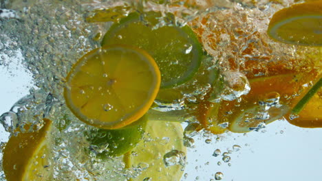 Zitrusscheiben-Sprudeln-In-Wasser-In-Super-Zeitlupe,-Nahaufnahme.-Orange-Mit-Zitrone-Mischen