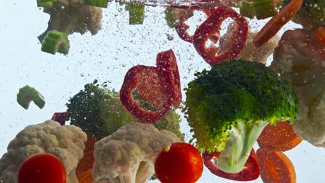 Nahaufnahme-Von-Frischem-Gemüse,-Das-In-Superzeitlupe-Im-Wasser-Schwimmt.-Bio-Gemüse.