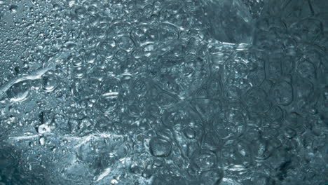 Blasenbildung-In-Transparenter-Flüssigkeit-In-Super-Zeitlupe,-Glas-Gießen.-Strahl-Bildet-Bläschen