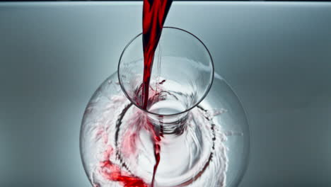 Vino-Rosado-Decantador-Vertiendo-En-Cámara-Súper-Lenta.-Bebida-Roja-Llenando-Cristalería-Limpia
