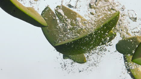 Avocadostücke-Spritzen-Flüssigkeit-In-Superzeitlupe,-Nahaufnahme.-Vitamingemüse