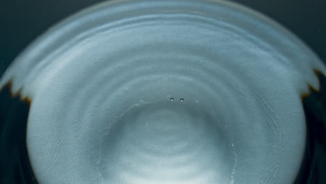 Sauberer-Wassertropfen-Fällt-In-Superzeitlupe.-Tropfen-Des-Getränks-Bilden-Kreisförmige-Formen