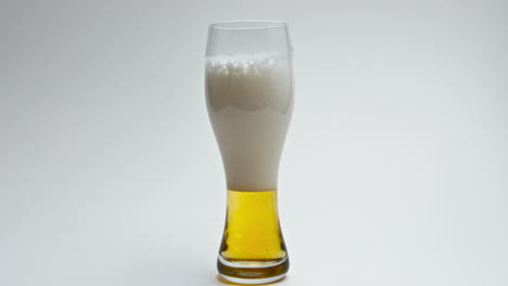 Hopfenhaltiges,-Ungefiltertes-Getränk,-Das-In-Zeitlupe-Schäumt.-Alkoholisches-Getränk-In-Glas-Gießen